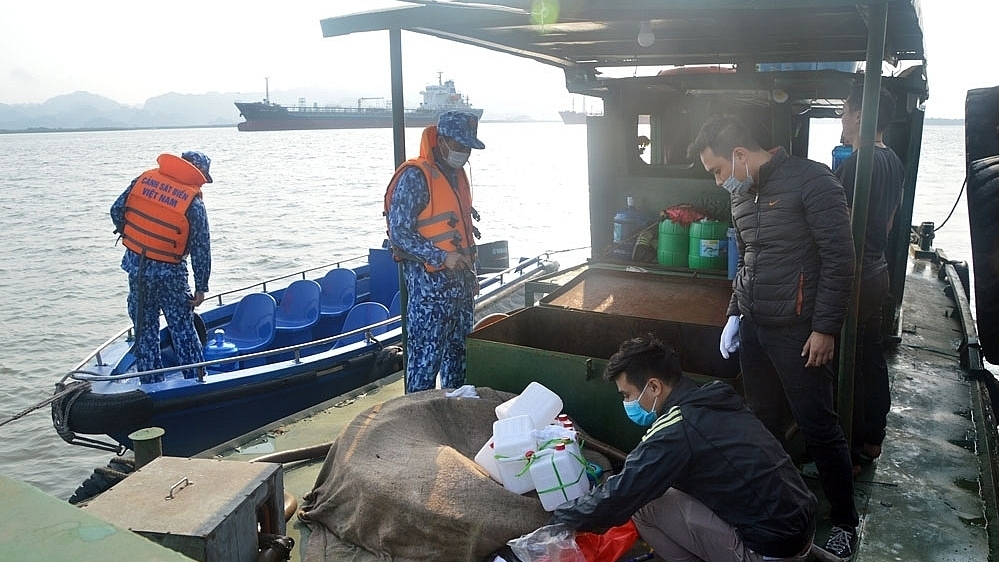 Cảnh sát biển chặn giữ 20.000 lít dầu DO không rõ nguồn gốc tại Hải Phòng