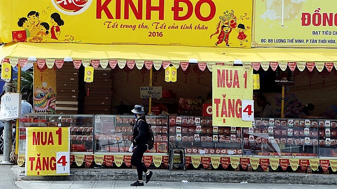 TP Hồ Chí Minh: Bánh Trung thu hạ giá hàng loạt, người mua không mặn mà