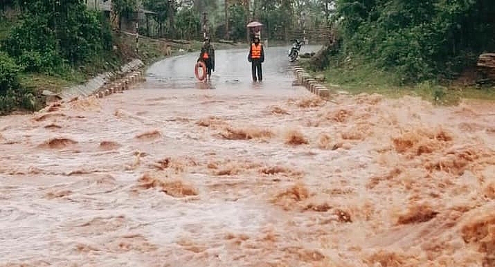Thủ tướng chỉ đạo khẩn cấp ứng phó với mưa lũ miền Trung