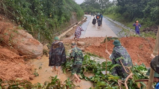 Sạt lở đất vùi lấp 22 cán bộ, chiến sĩ tại Quảng Trị: Tìm kiếm 8 nạn nhân còn lại