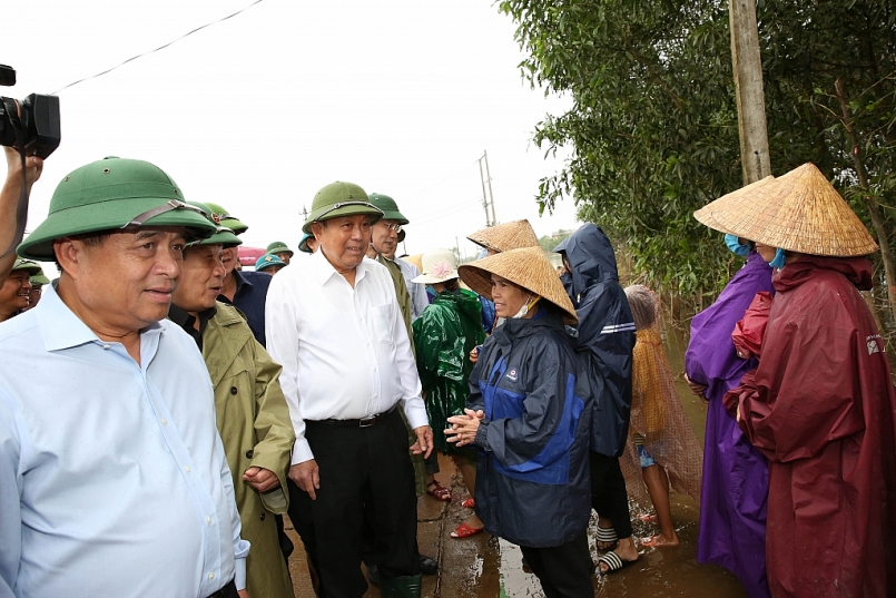 Phó Thủ tướng Trương Hòa Bình kiểm tra khắc phục mưa lũ tại Quảng Trị