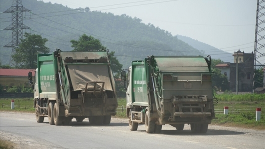 Xử lý hàng chục xe chở rác vi phạm vệ sinh môi trường tại Hà Nội