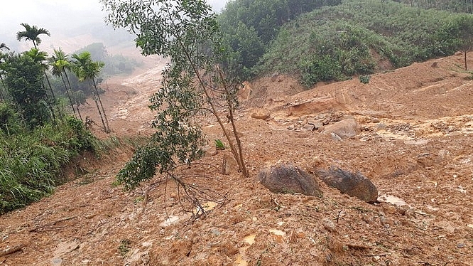 Quảng Ngãi: Hàng chục nghìn khối đất đá đổ sập xuống vùi lấp nhà dân