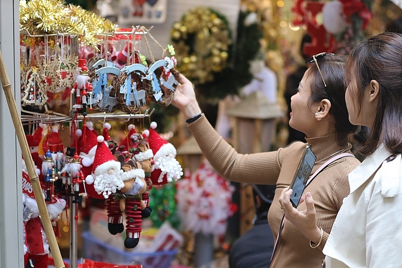Thị trường quà Giáng sinh: Giá tăng, sức mua giảm