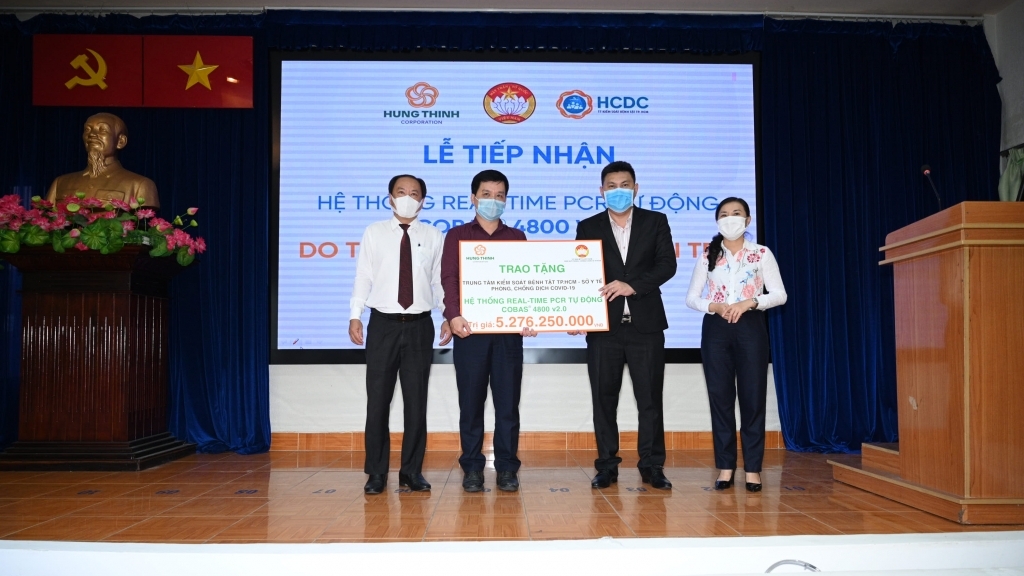 Tập đoàn Hưng Thịnh trao tặng hệ thống máy xét nghiệm tự động trị giá gần 5,3 tỷ đồng cho HCDC