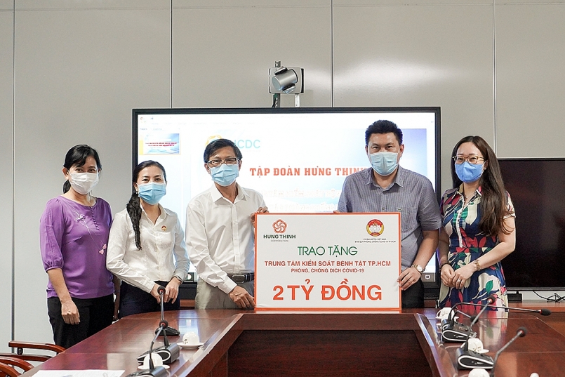 Tập đoàn Hưng Thịnh trao tặng 2 tỷ đồng cho Trung tâm Kiểm soát bệnh tật TP. HCM hỗ trợ phòng, chống dịch Covid-19
