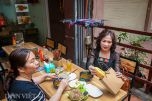 Covid-19: Quán ăn ở Hà Nội dùng "máy bay" giao bánh mì cho khách