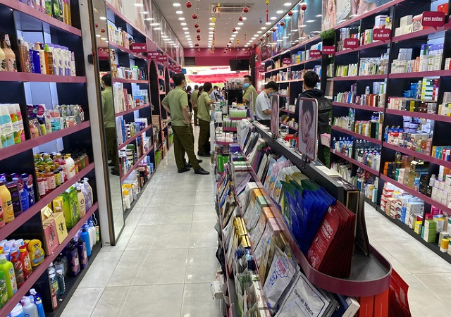 Lực lượng chức năng kiểm tra một cửa hàng mỹ phẩm trong hệ thống Ansan Cosmetics