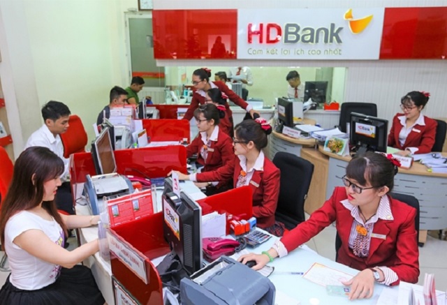 khách hàng giao dịch tại HD Bank