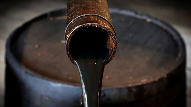 COVID-19 đã ảnh hưởng tới cả giá dầu trên thế giới. Ảnh: Reuters