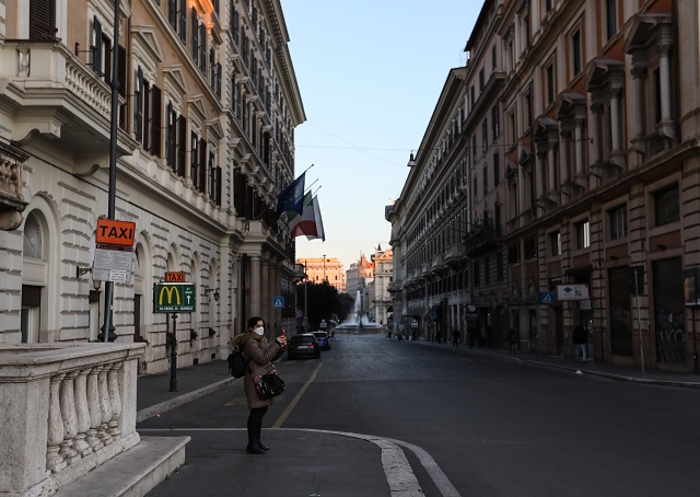 Đường phố không một bóng xe cộ tại Italy vì dịch COVID-19