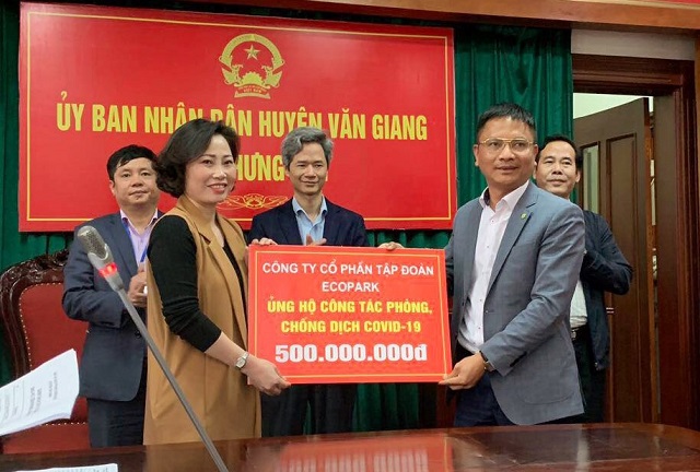 Ông Vũ Mai Phong – Phó Tổng Giám đốc Tập đoàn Ecopark trao 500 triệu đồng cho UBND huyện Văn Giang, tỉnh Hưng Yên.