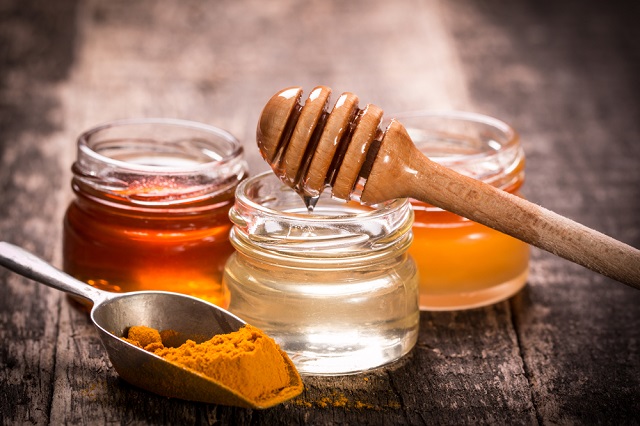 Có thể kết hợp tinh bột nghệ mâtj ong với một số nguyên liệu khác để cải thiện làn da