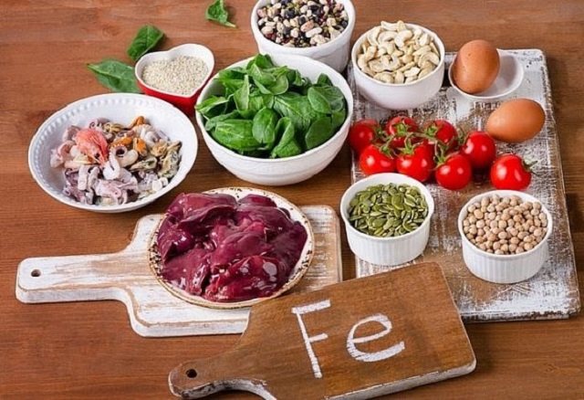 Bổ sung thêm các loại thực phẩm tăng cường hấp thụ sắt để giúp chống thiếu máu do thiếu sắt