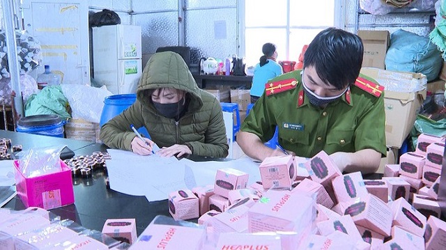 Lực lượng chức năng thu giữ hàng nghìn chai nước rửa tay khô không rõ nguồn gốc do Hoàng Thị Kim Dung làm chủ
