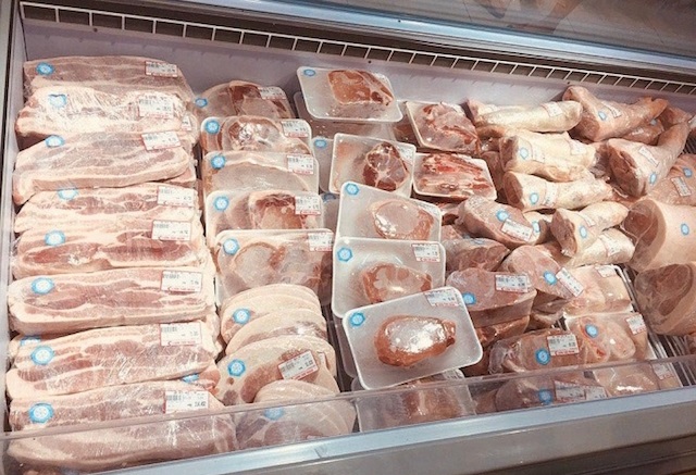 Thịt lợn nhập khẩu được bán trên thị trường với giá khá rẻ so với thịt lợn tươi