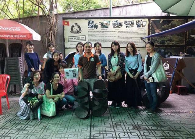 Anh Nguyễn Tiến Cường (ở giữa) cùng đoàn du khách Nhật Bản đến tìm mua dép cao su khi đi du lịch Việt Nam