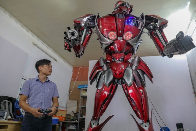 Anh Lê Tuấn Khanh đã từ bỏ công việc giáo viên, dốc hết tài sản nghiên cứu robot bất chấp sự phản đối của gia đình và bạn bè