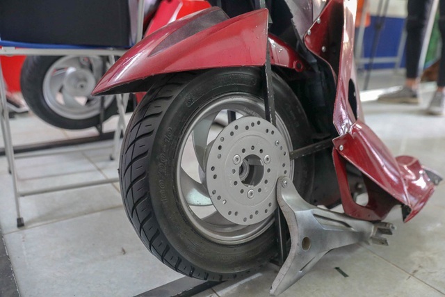 Bánh xe máy được dùng làm chân di chuyển cho robot
