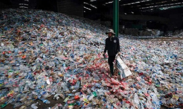 Khoảng 300 triệu tấn nhựa được sản xuất hàng năm và hầu hết không được tái chế