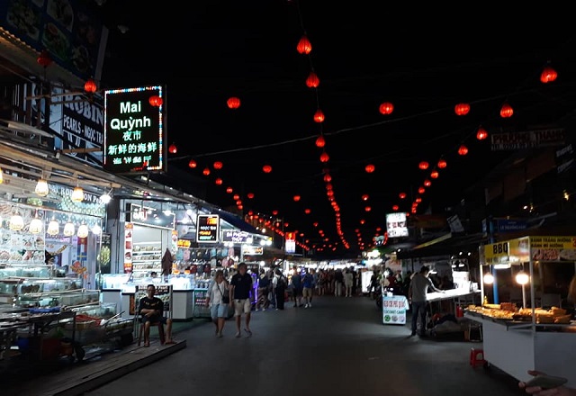 Chợ đêm Phú Quốc chính là biểu tượng cho nhịp sống năng động, tươi vui của một huyện đảo nằm cách xa thành phố Rạch Giá tới 120km