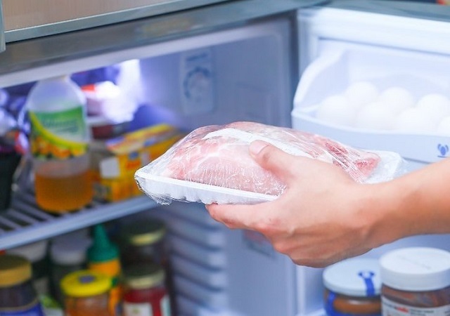 Những loại đồ ăn như thịt gà, miếng thịt lớn, đồ hầm cần đuợc chia nhỏ và đậy kín trước khi cho vào tủ lạnh