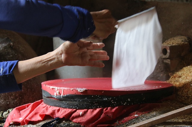 Làng nghề bánh tráng ở Bình Định khá phổ biến, nhưng nổi tiếng nhất thuộc về làng Trường Cửu