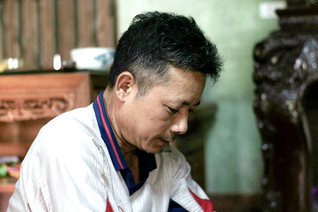 Khuôn mặt vui tươi, hiện lên đâu đó là nét đẹp lao động của anh Phan Văn Thuận khi đang đóng gói, hoàn thiện sản phẩm bánh đa nem để đưa đi tiêu thụ