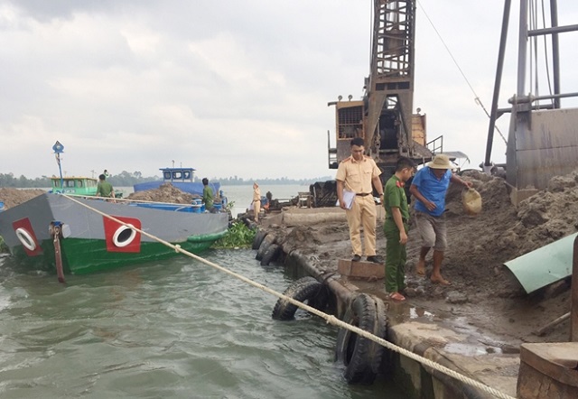 Thủy đoàn II bắt quả tang 12 phương tiện đang khai thác cát trái phép trên sông Tiền
