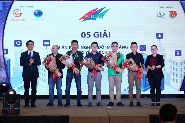 Nguyễn Hà Minh Thông (đứng giữa) nhận giải top 5 dự án khởi nghiệp được yêu thích nhất