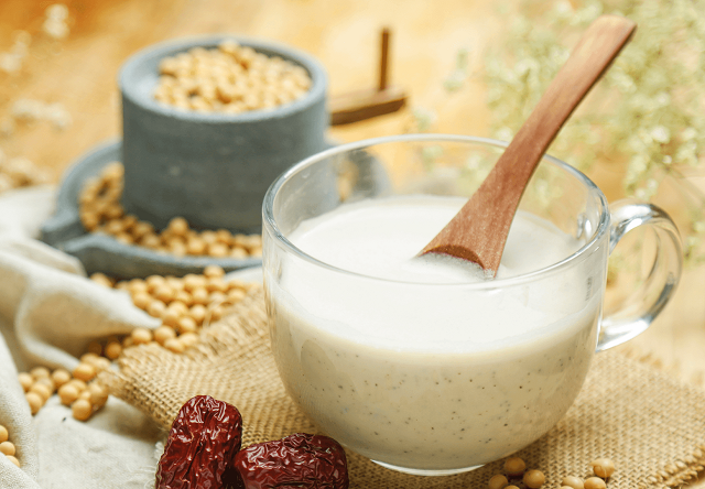 sữa đậu nành giúp phòng chống loãng xương và chống lão hóa.