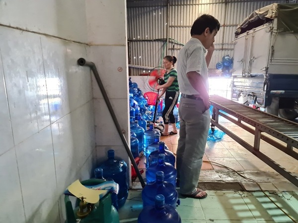 Cục Quản lý thị trường (QLTT) TP Hải Phòng vừa kiểm tra đột xuất và phát hiện cơ sở sản xuất nước uống đóng bình lấy từ mương nước thải sinh hoạt để sản xuất