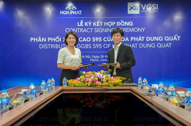 Bà Vương Ngọc Linh - Phó Giám đốc Công ty CP Thép Hòa Phát Dung Quất và ông Park Hong - Giám đốc Chi nhánh Nhà máy sản xuất cọc, Công ty Việt Nam GS Industry tại lễ ký kết