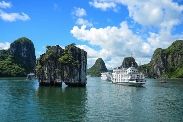 Tỉnh Quảng Ninh chính thức giảm 50% phí tham quan lưu trú trên vịnh Hạ Long từ ngày 10/7
