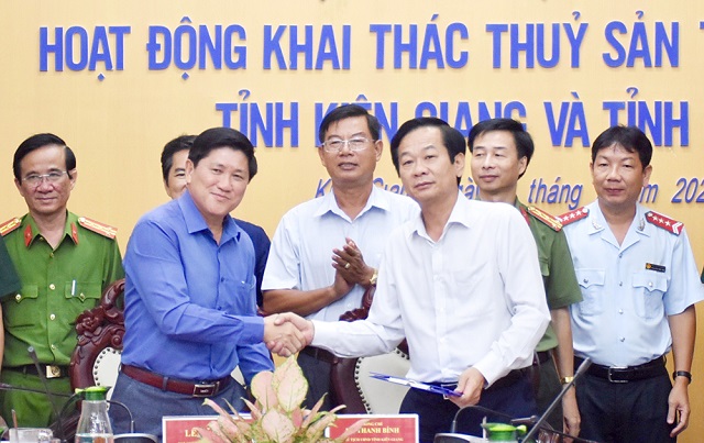 Lãnh đạo tỉnh Kiên Giang và Cà Mau cùng ký kế hoạch phối hợp tổ chức thực hiện tuần tra chung trên biển chống khai thác IUU