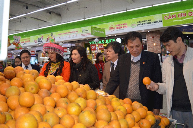 Khách thăm quan gian hàng nông sản Yên Bái bên trong siêu thị Big C