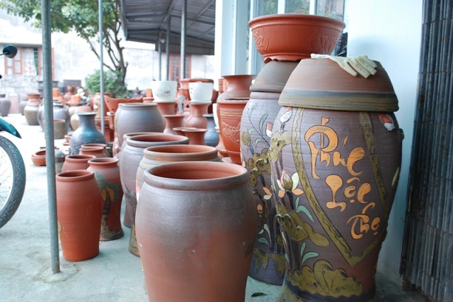 Làng nghề gốm Quyết Thành thuộc thị trấn Quế (huyện Kim Bảng, tỉnh Hà Nam) có vào khoảng thế kỉ XVI, tính đến nay đã gần 500 năm