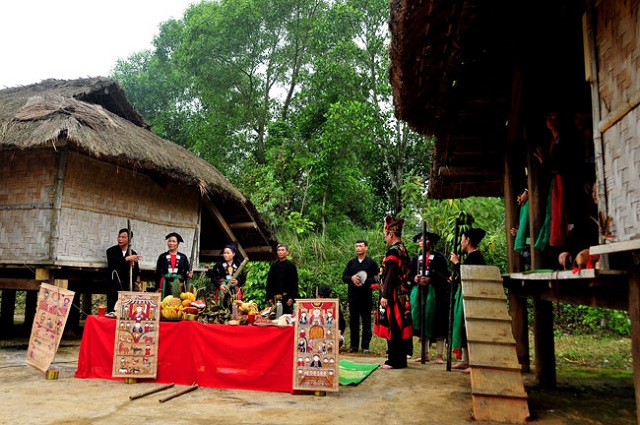 Điệu dân vũ dân gian được đồng bào dân tộc Sán Chay sử dụng trong các dịp lễ hội lớn, quan trọng của cộng đồng, đặc biệt là trong lễ hội Cầu Mùa tổ chức vào dịp cuối năm