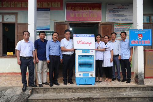 Đoàn công tác thăm, tặng quà tại Trạm y tế xã Tam Hợp, huyện Tương Dương, tỉnh Nghệ An.