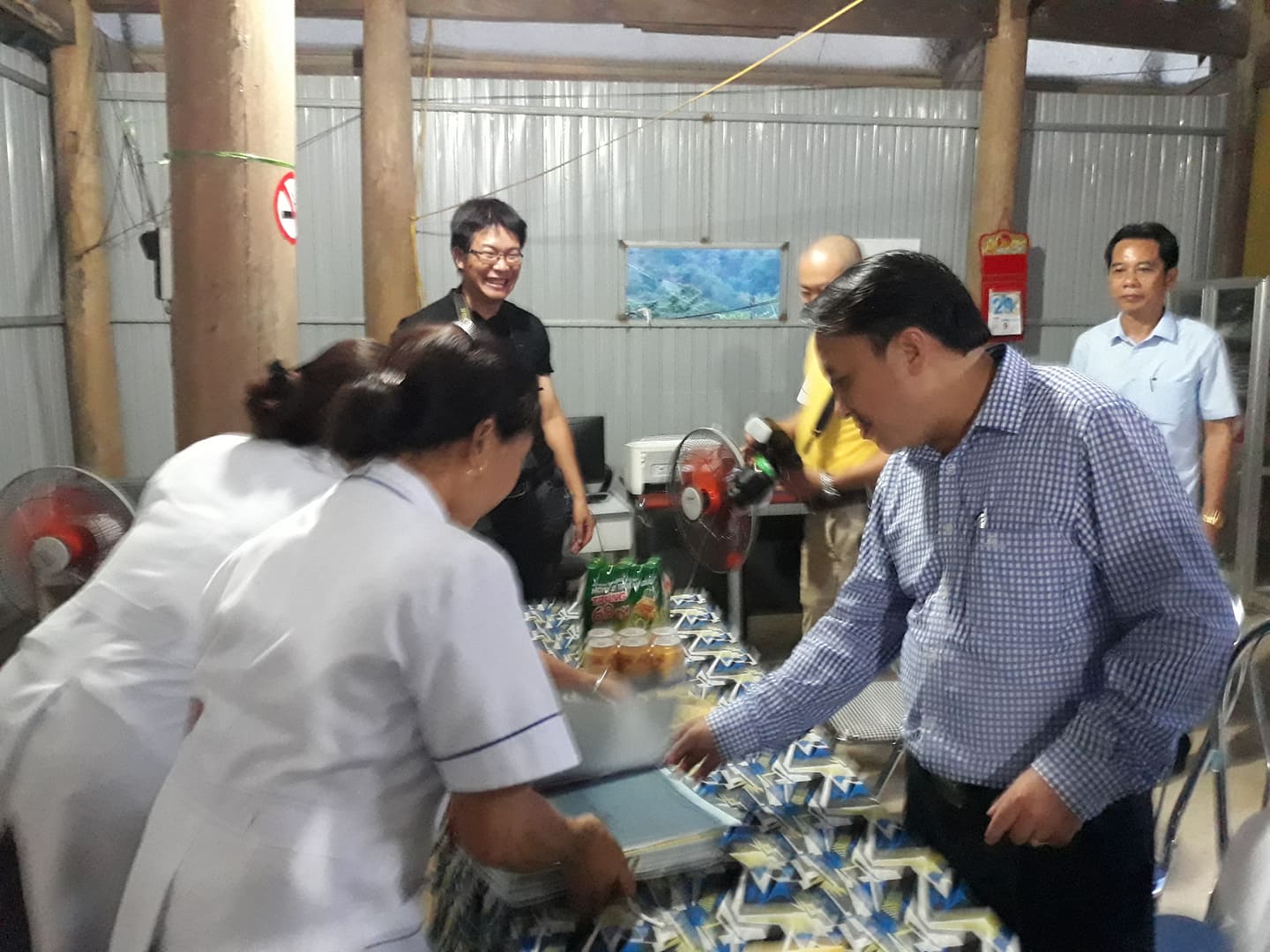 PGS. TS Dương Đình Chỉnh, Giám đốc Sở Y tế Nghệ An kiểm tra sổ quản lý tại Trạm Y tế xã Tam Hợp, huyện Tương Dương.