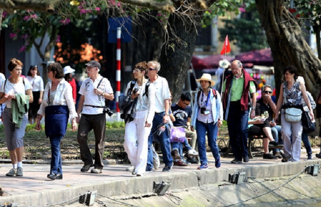 Hà Nội thực hiện  rà soát, tổng hợp những khách đi từ Hà Nội đến vùng có dịch hoặc những khách du lịch ở vùng có dịch sau đó đến Hà Nội.