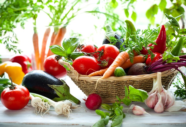 Ăn nhiều rau và hoa quả giúp duy trì cân nặng một cách hợp lý, duy trì huyết áp trong giới hạn bình thường từ đó giúp giảm các biến cố về tim mạch