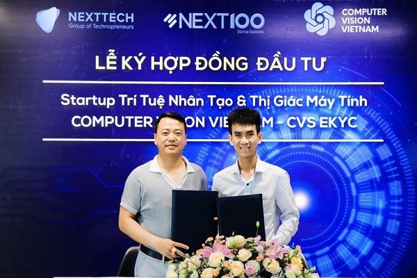 Đại diện CVS eKYC và ông Nguyễn Hòa Bình kí kết hợp đồng hợp tác đầu tư.