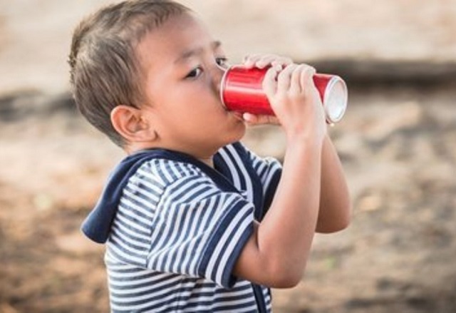 hạn chế cho trẻ uống nước ngọt có gas