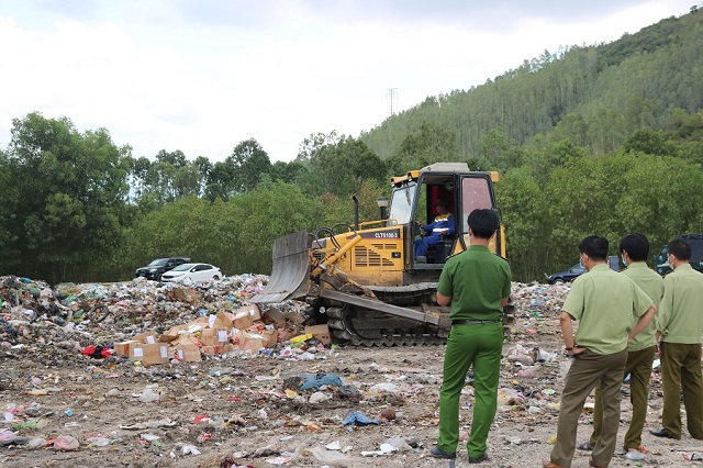 Giám sát đối tượng vi phạm tiêu hủy gần 6.000 hũ yến sào không đảm bảo chất lượng Bình Định 06/08/2020