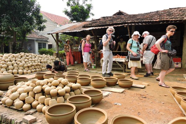 Ngày nay, làng gốm Thanh hà là một địa điểm du lịch hấp dẫn khách du lịch trong và ngoài nước đến tham quan và trải nghiệm