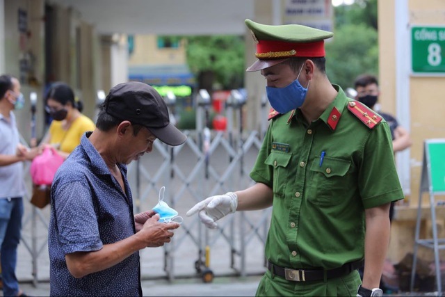 Hà Nội xử phạt nhiều trường hợp không đeo khẩu trang nơi công cộng (Ảnh minh họa)