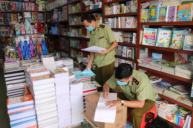 Lực lượng chức năng tiến hành kiểm tra tại một cửa hàng sách (Ảnh QLTT)