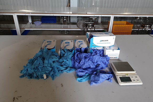 Lượng lớn găng tay y tế tái chế và chờ tái chế được tìm thấy tại Công ty TNHH Aim laxmi (Bình Dương)