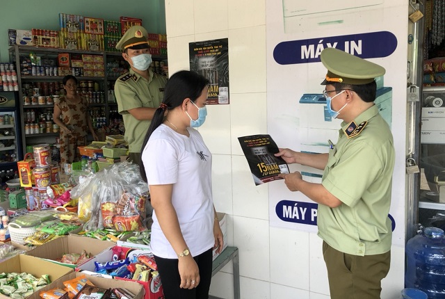 Lực lượng chức năng tỉnh Tiền Giang tuyên truyền, dán áp phích cảnh báo thuốc lá nhập lậu